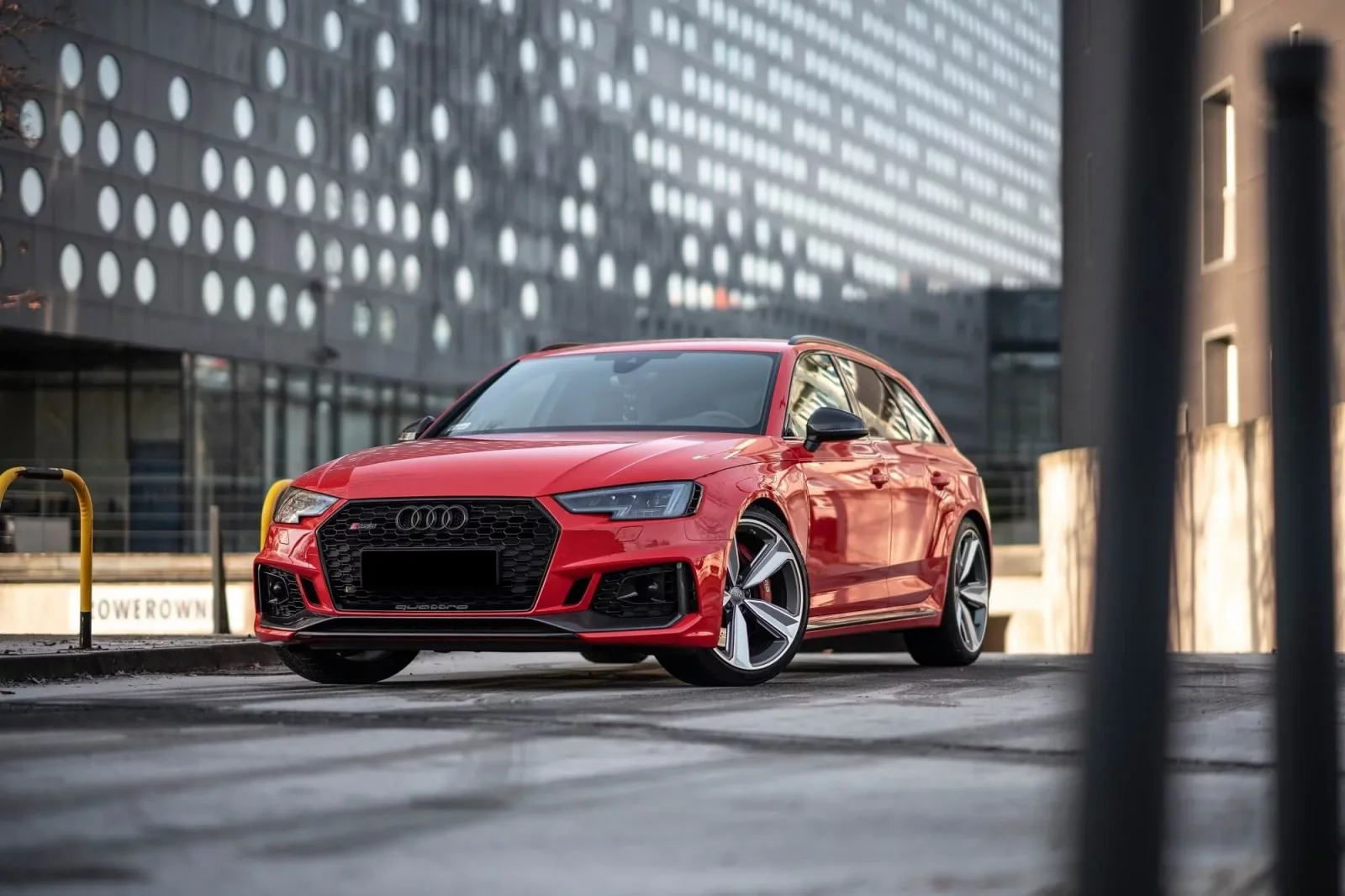 Loyer Audi RS4  Rouge 2020 en Dubai