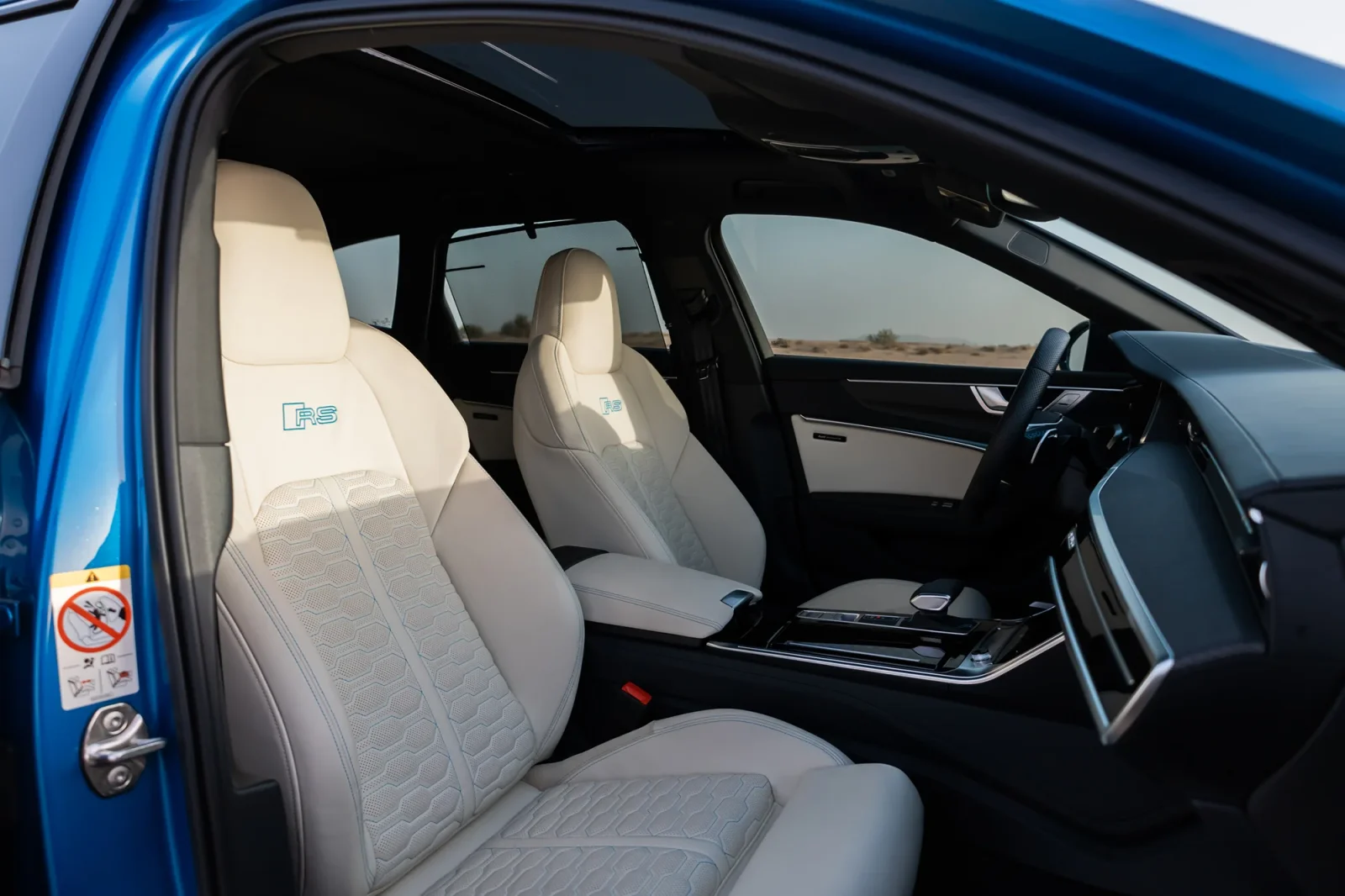 Huren Audi RS6  Blauw 2023 in Dubai - 4 