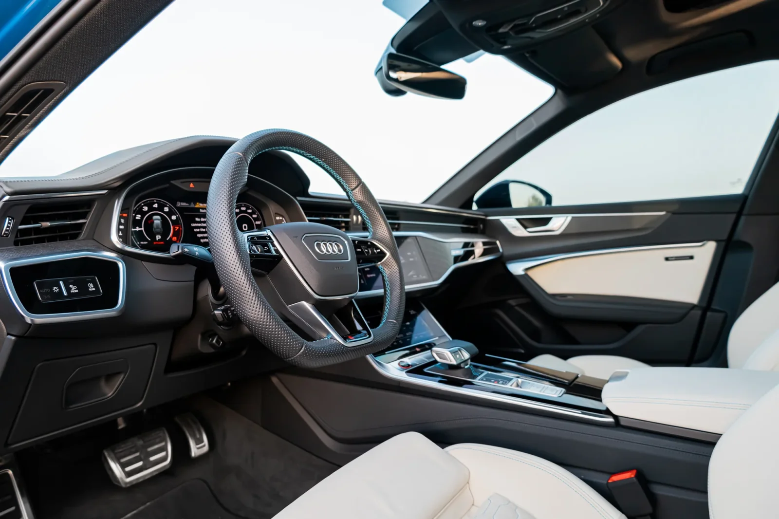 Huren Audi RS6  Blauw 2023 in Dubai - 3 