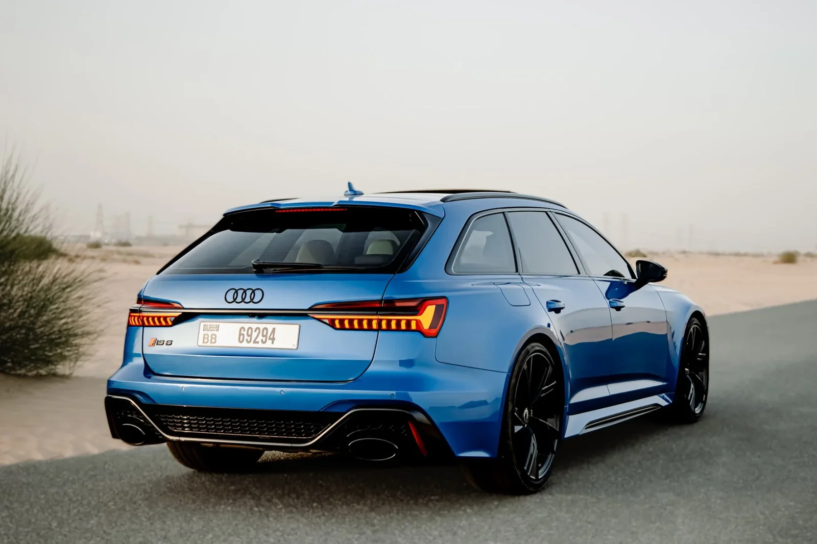 Huren Audi RS6  Blauw 2023 in Dubai - 7 