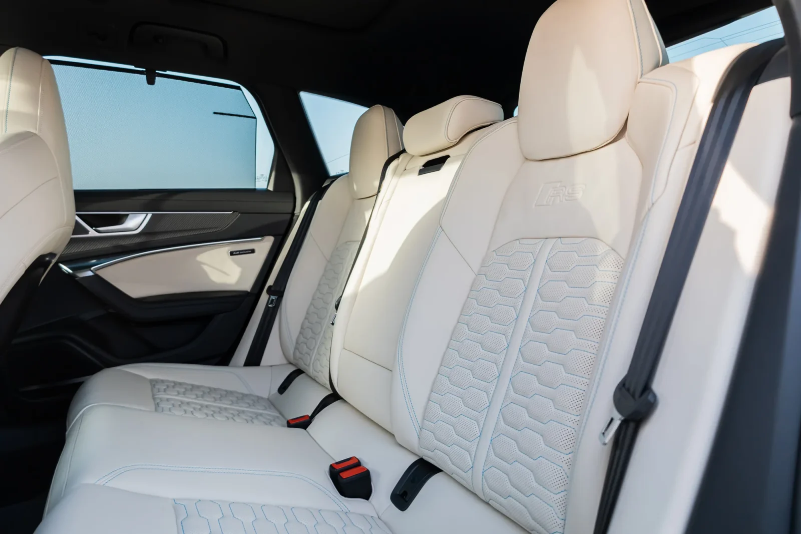 Huren Audi RS6  Blauw 2023 in Dubai - 6 