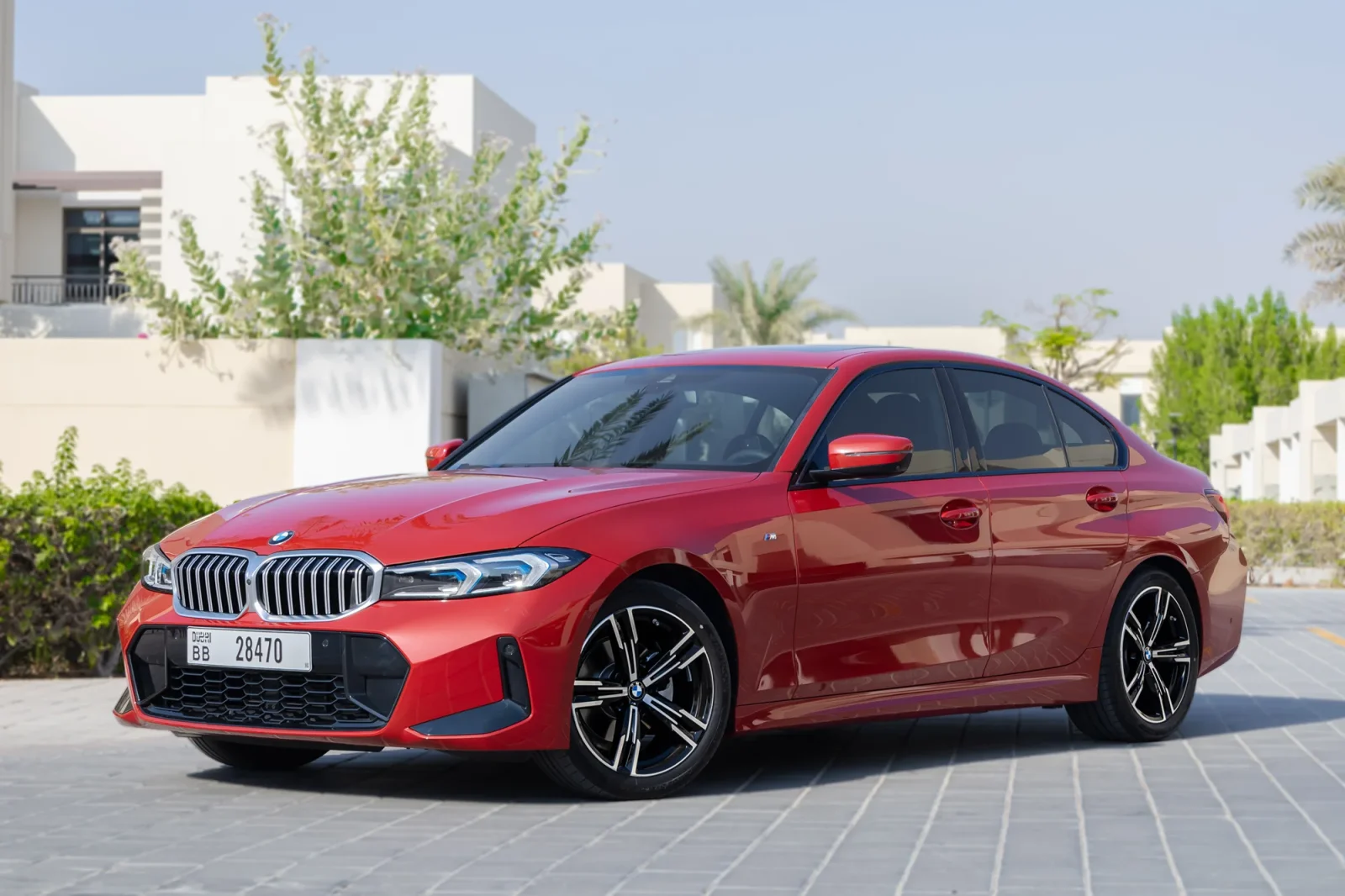 Miete BMW 3-Series  Rot 2024 in der Dubai