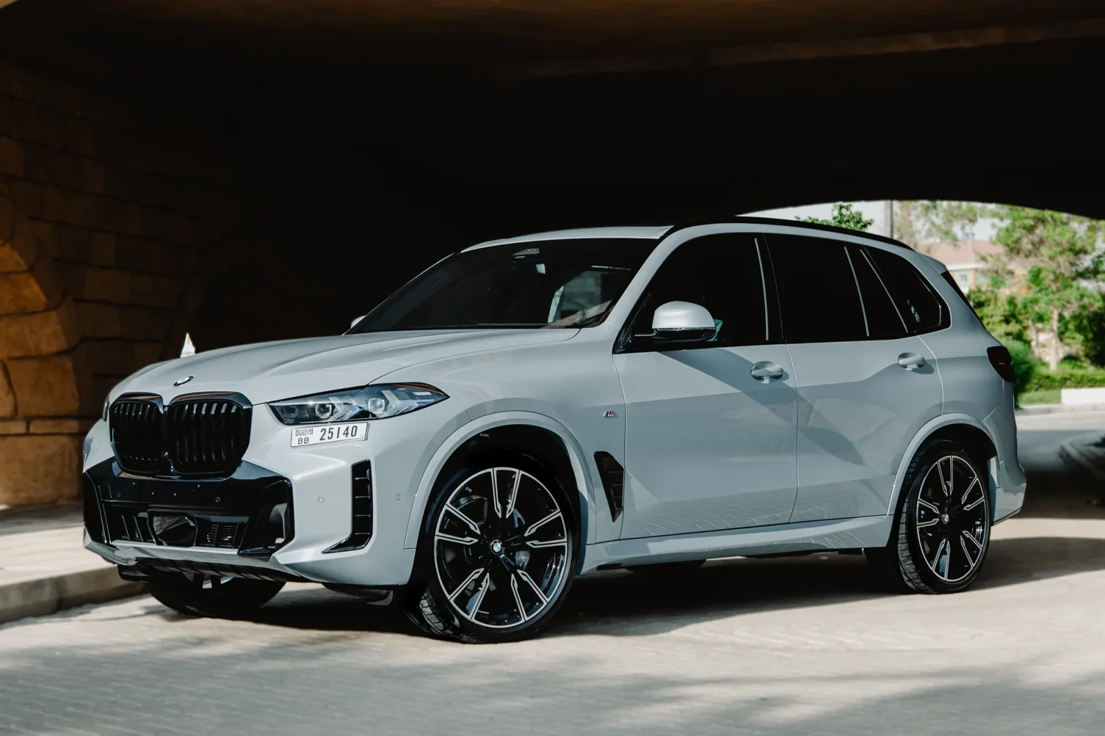 Miete BMW X5  Grau 2025 in der Dubai