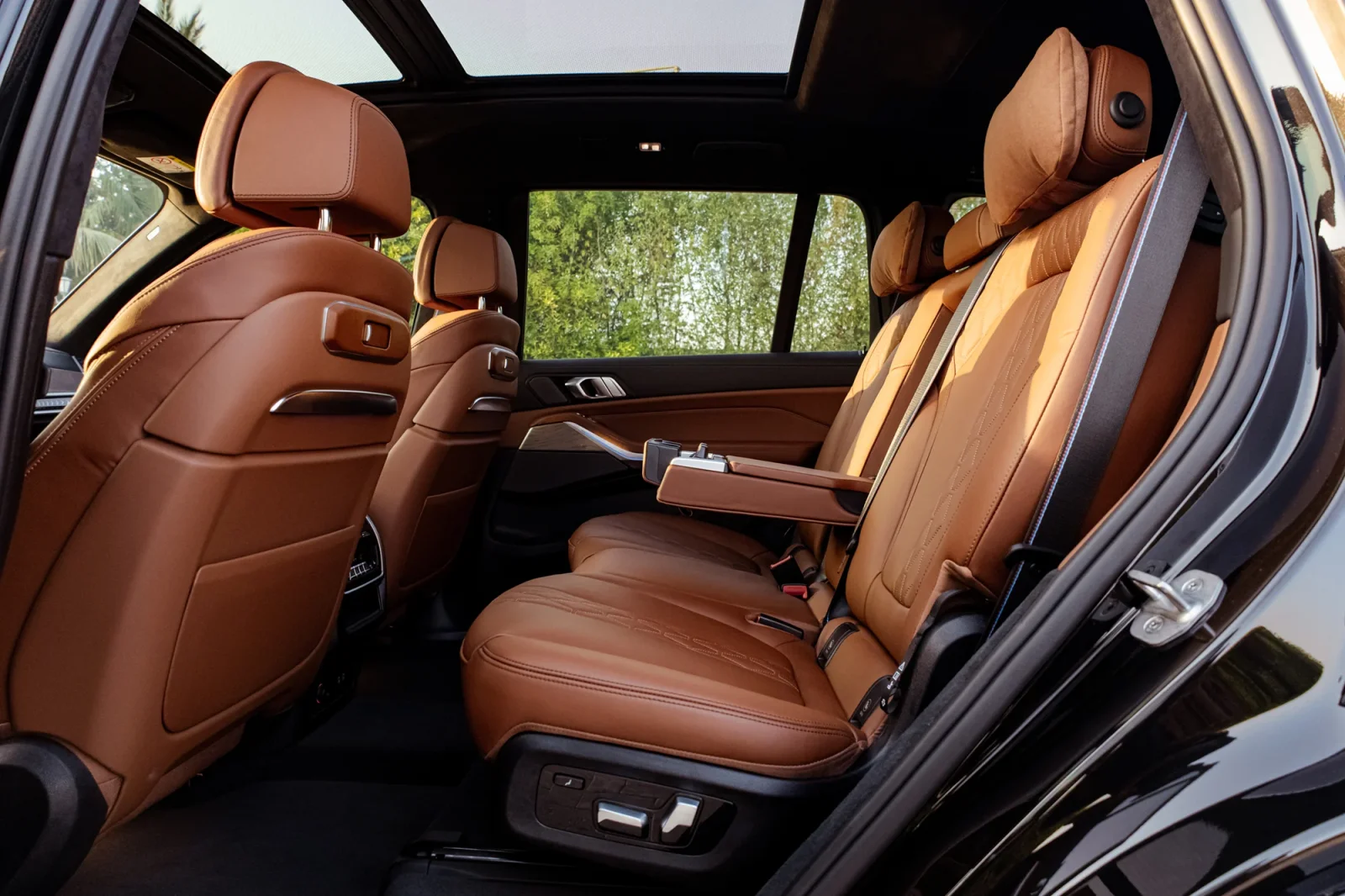 Miete BMW X7  Schwarz 2024 in der Dubai - 6 