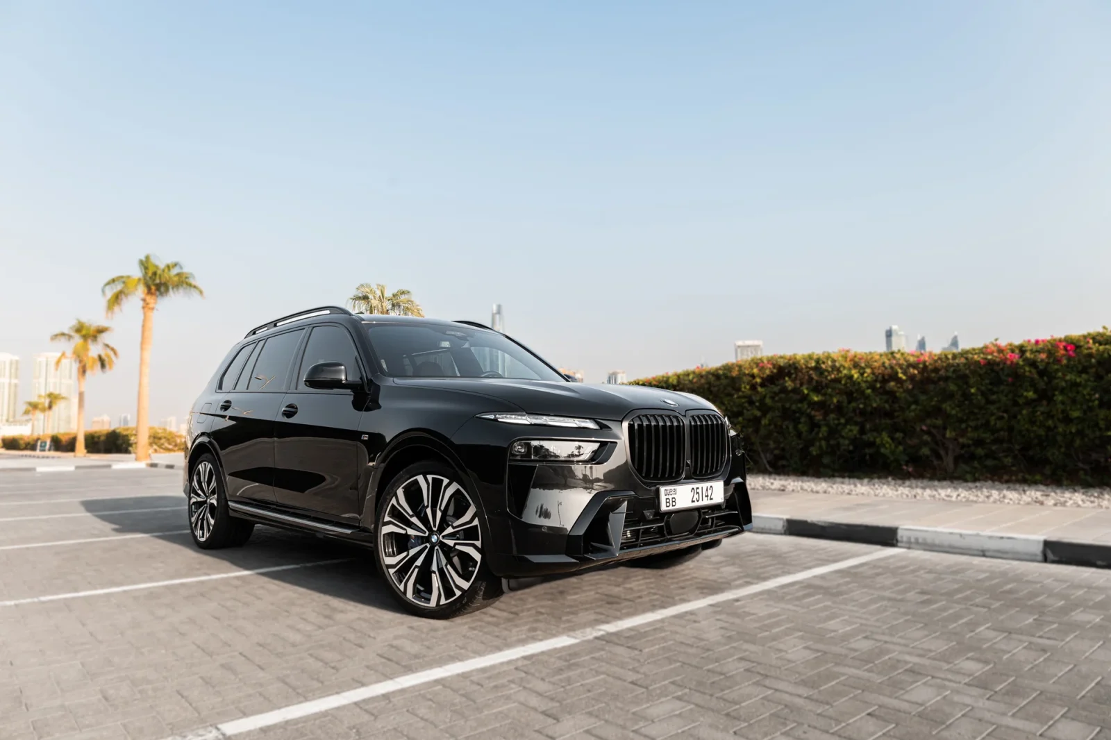 Miete BMW X7  Schwarz 2024 in der Dubai - 2 
