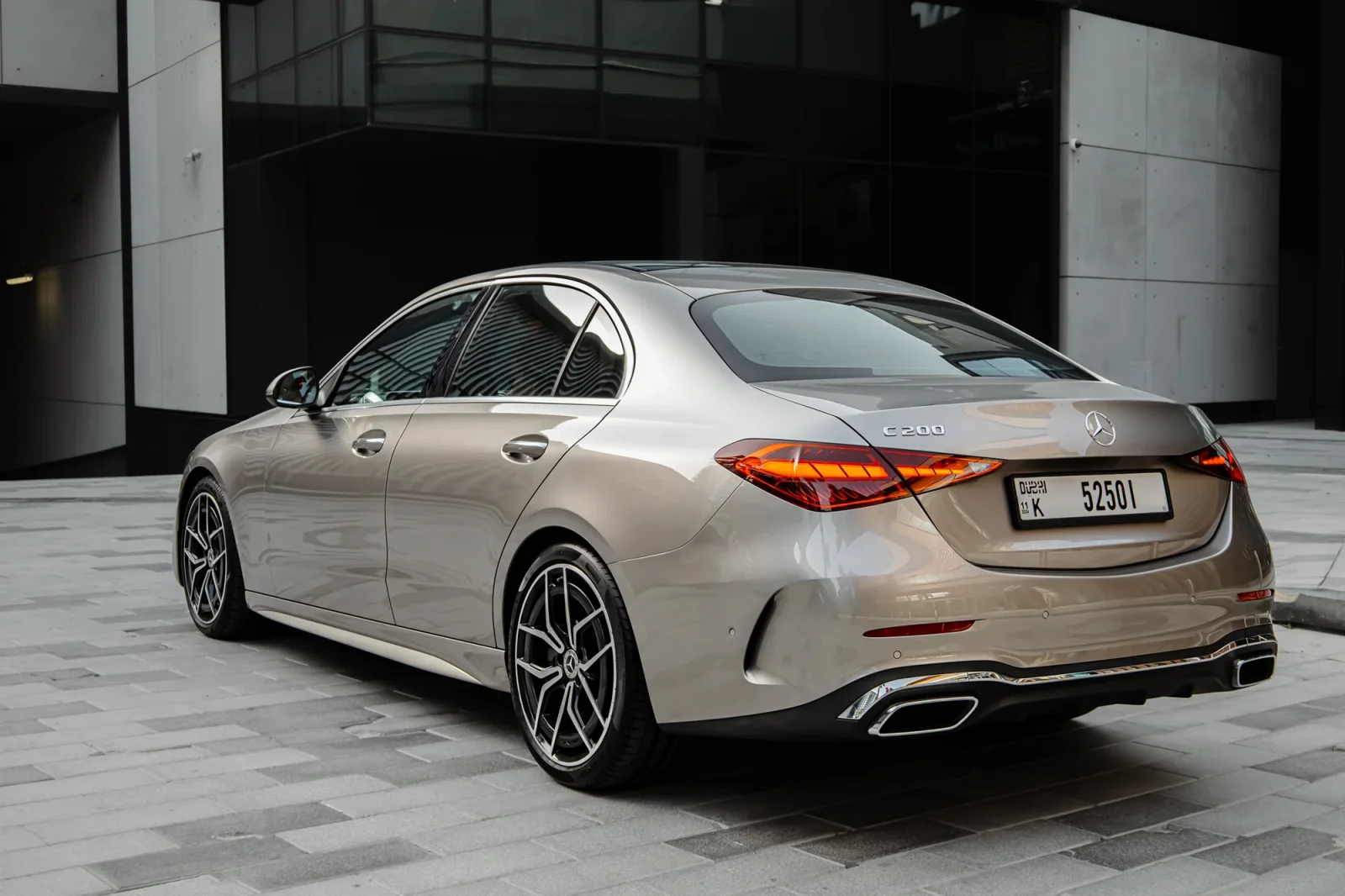 Huren Mercedes-Benz C-Class C200 Zilver 2022 in Dubai - 10 