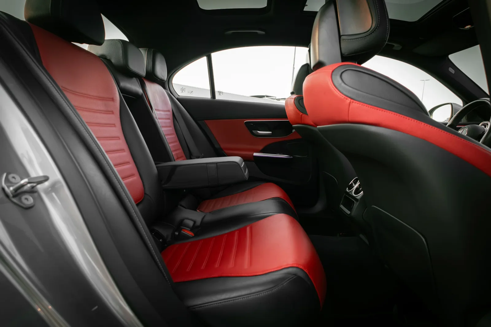 Huren Mercedes-Benz C-Class C200 Zilver 2022 in Dubai - 6 