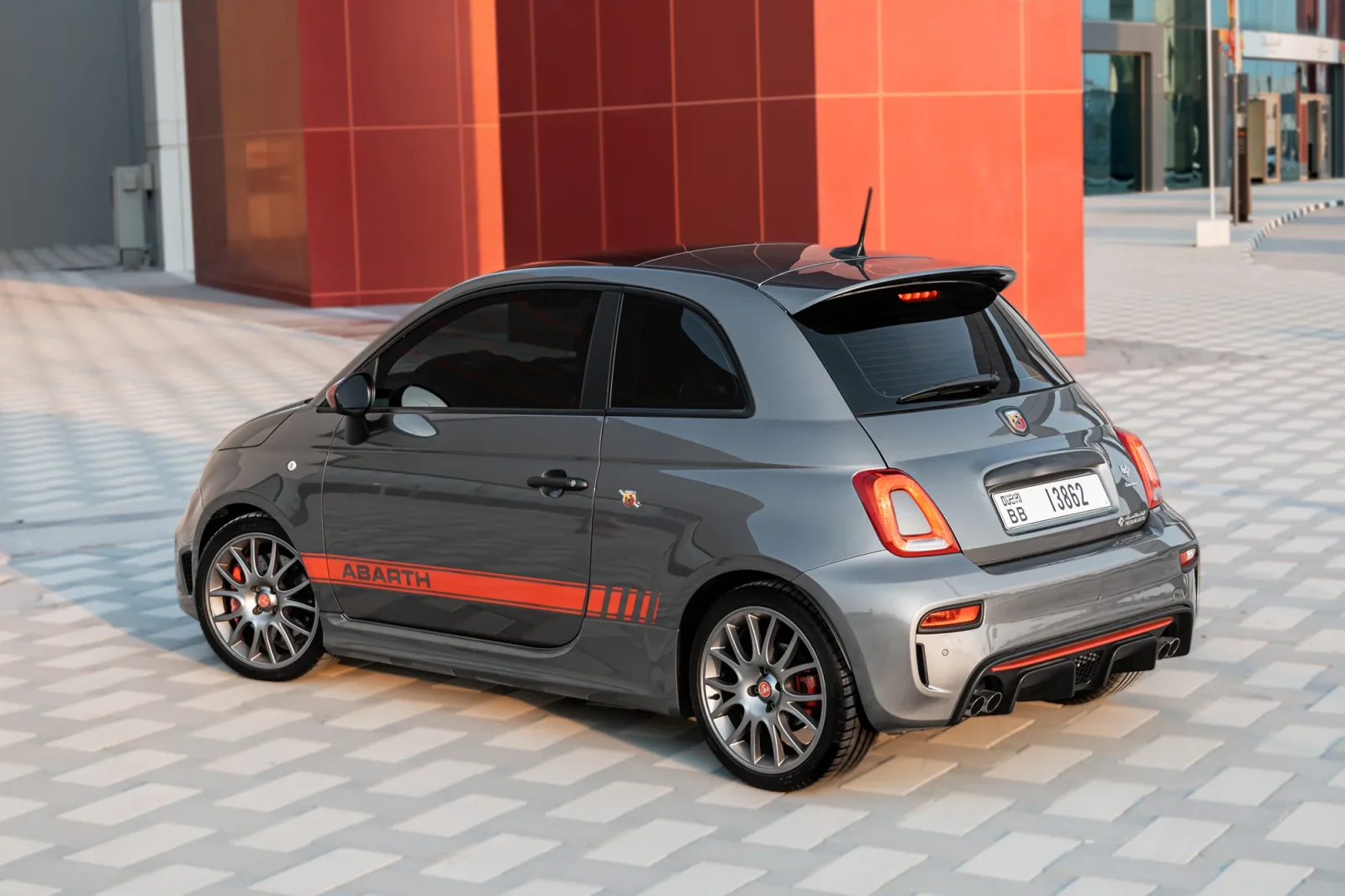 Miete Abarth 695 Turismo Grau 2023 in der Dubai - 6 