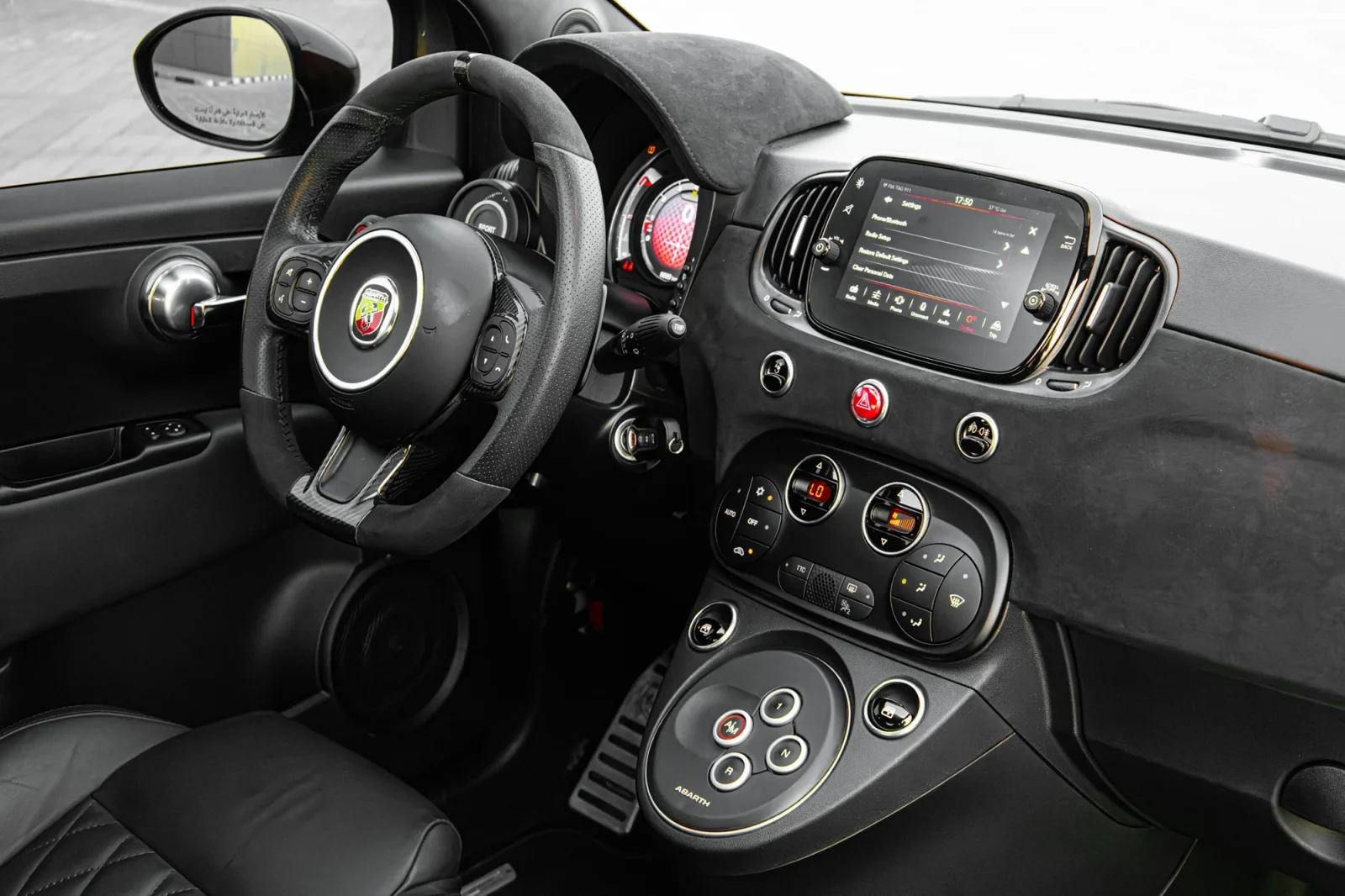 Miete Abarth 695 Turismo Grau 2023 in der Dubai - 3 