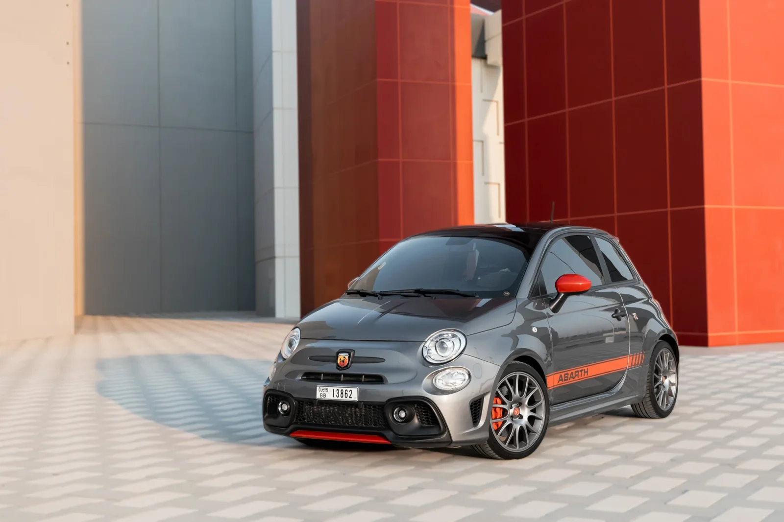 Alquiler Abarth 695 Turismo Gris 2023 en Dubái