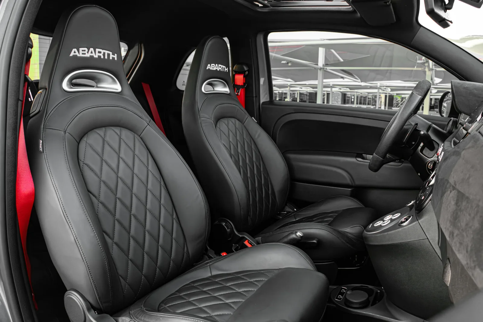 Miete Abarth 695 Turismo Grau 2023 in der Dubai - 4 