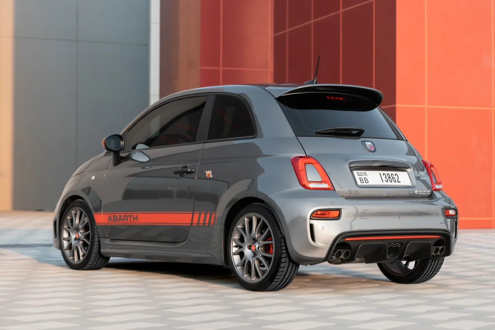 Miete Abarth 695 Turismo Grau 2023 in der Dubai - 8 