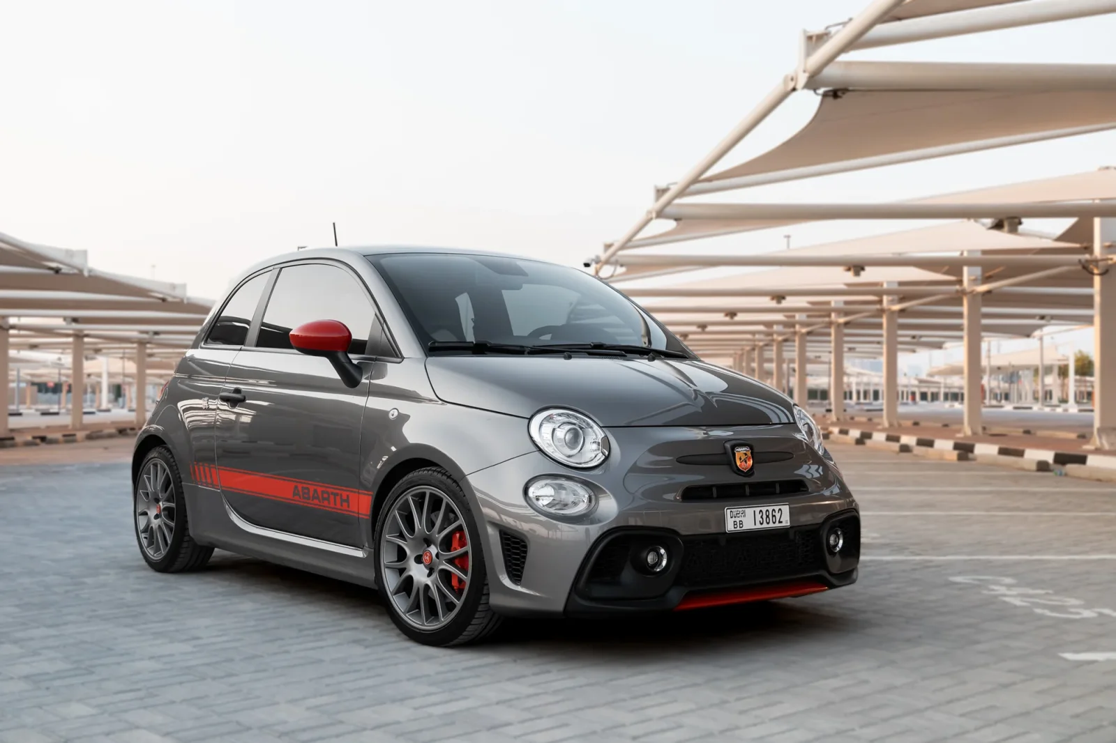 Miete Abarth 695 Turismo Grau 2023 in der Dubai - 2 