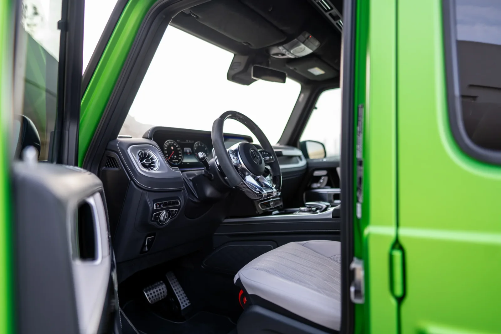 Miete Mercedes-Benz G-Class G63 AMG Grün 2023 in der Dubai - 3 