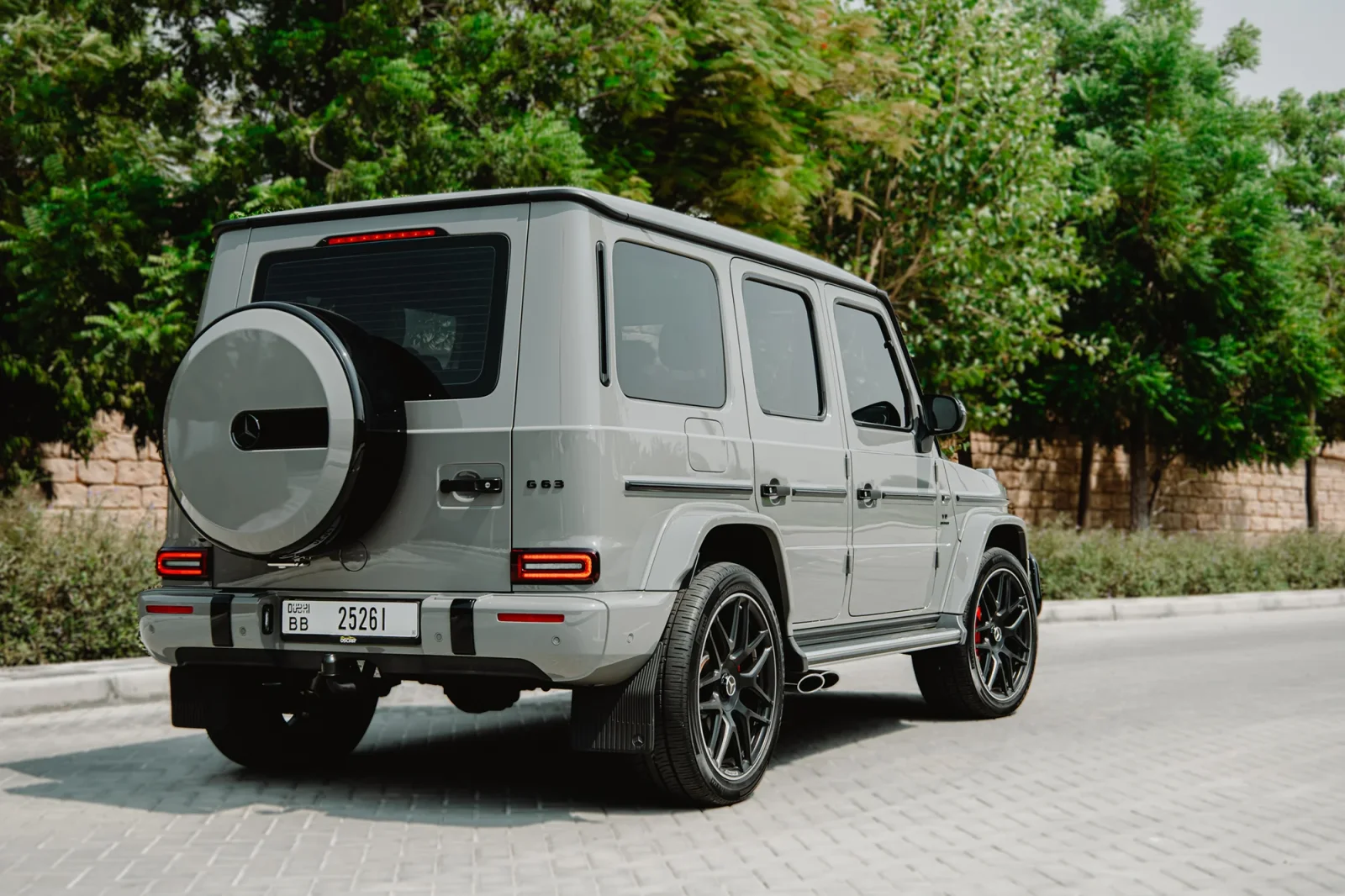 Huren Mercedes-Benz G-Class  Grijs 2022 in Dubai - 8 