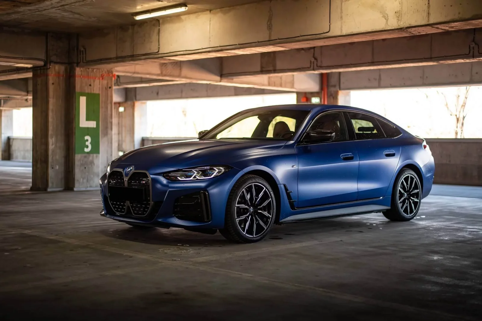 Alquiler BMW i4  Azul 2022 en Dubái