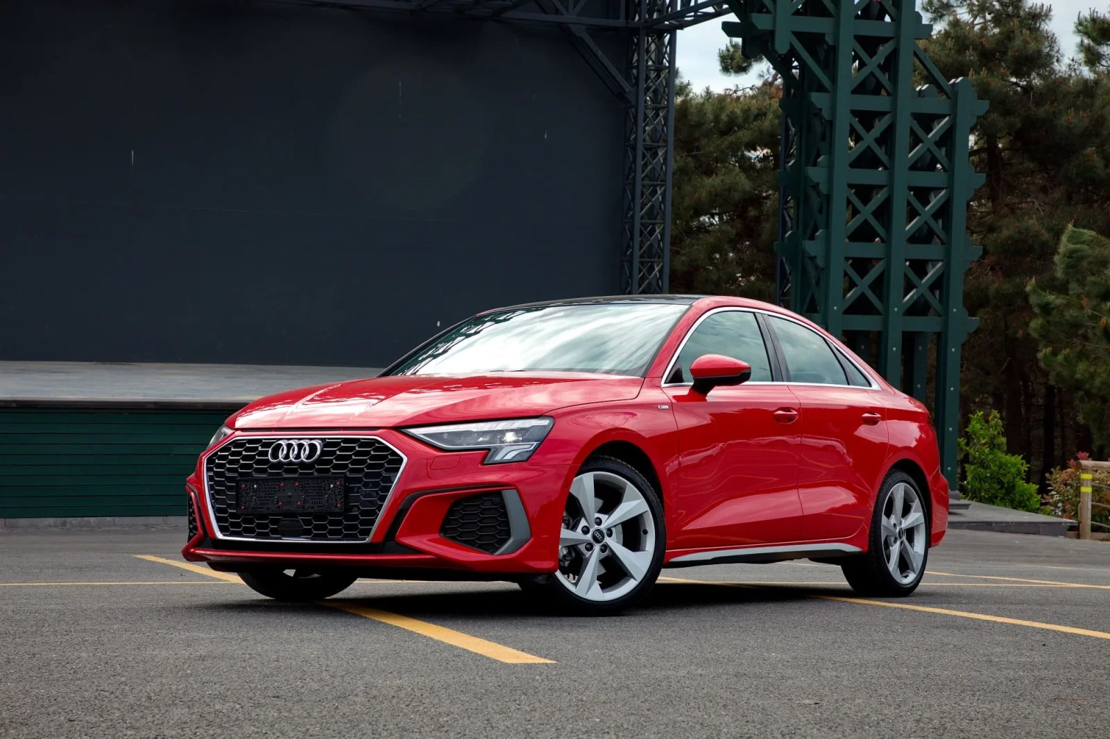 Miete Audi A3  Rot 2020 in der Dubai