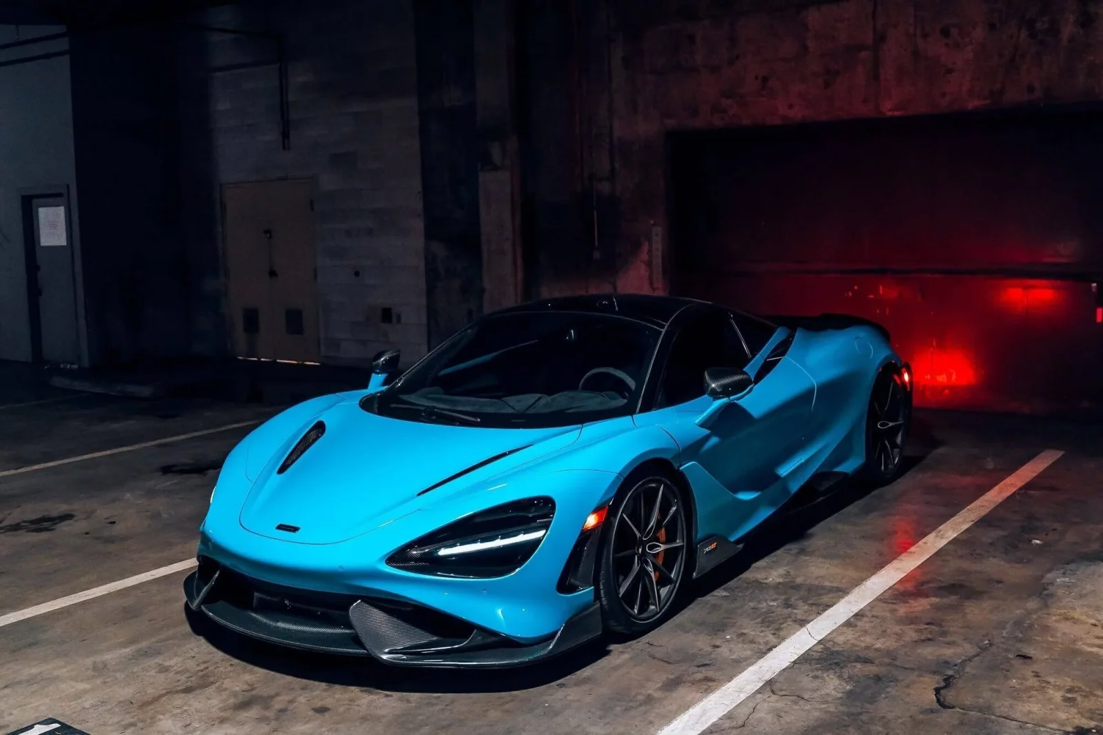 Miete McLaren 765LT  Blau 2021 in der Dubai