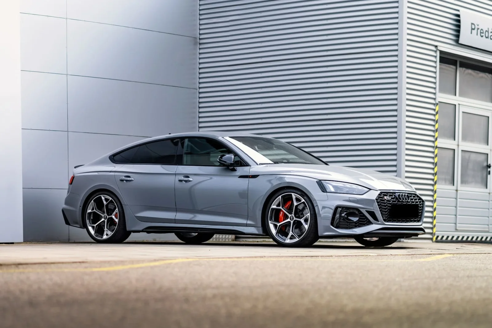 Loyer Audi RS5  Gris 2023 en Dubai - 3 