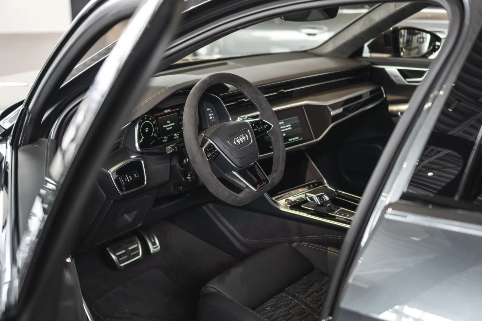 Loyer Audi RS5  Gris 2023 en Dubai - 2 