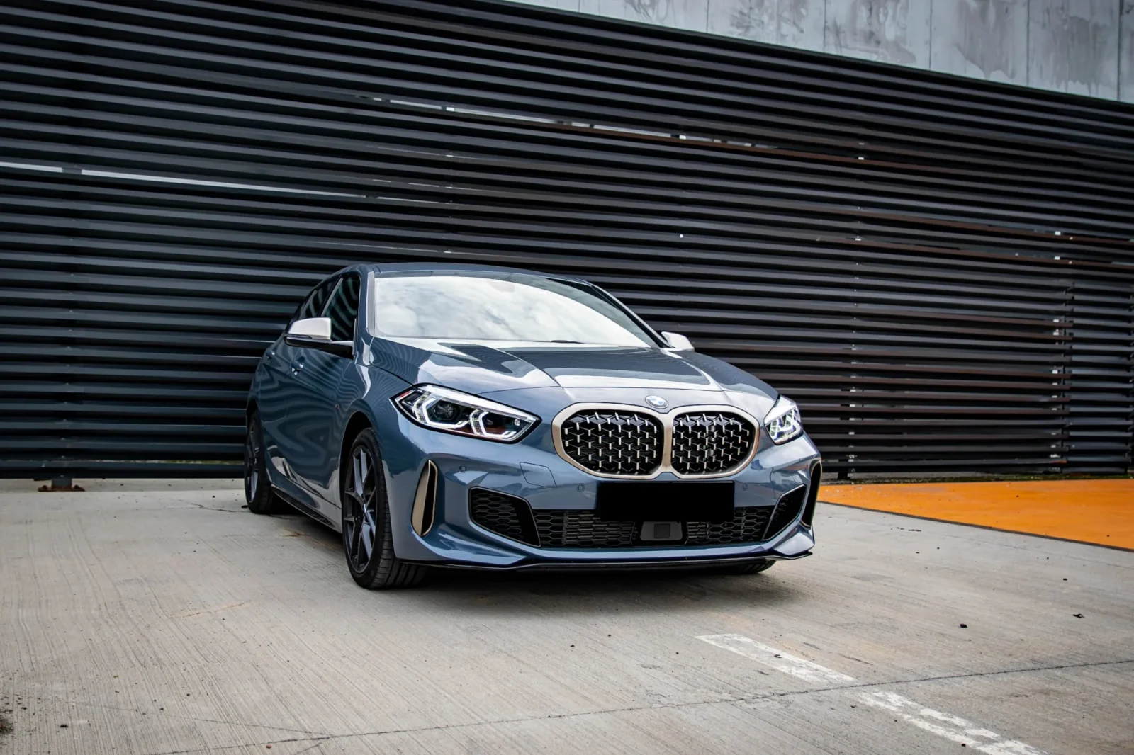 Miete BMW 1M 135i xDrive Blau 2024 in der Dubai