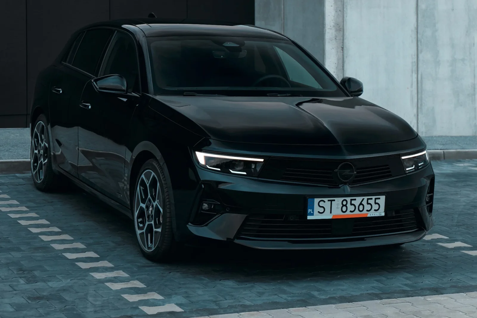 Alquiler Opel Astra  Negro 2023 en Dubái