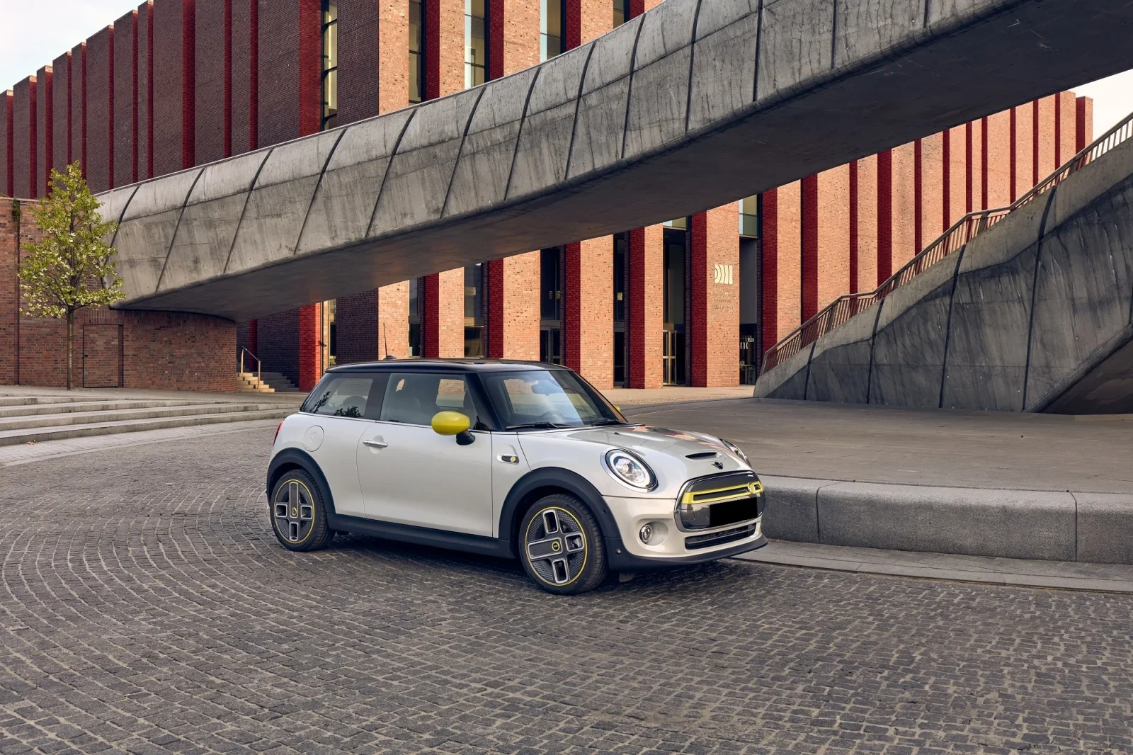 Аренда Mini Cooper E Серый 2023 в Дубае