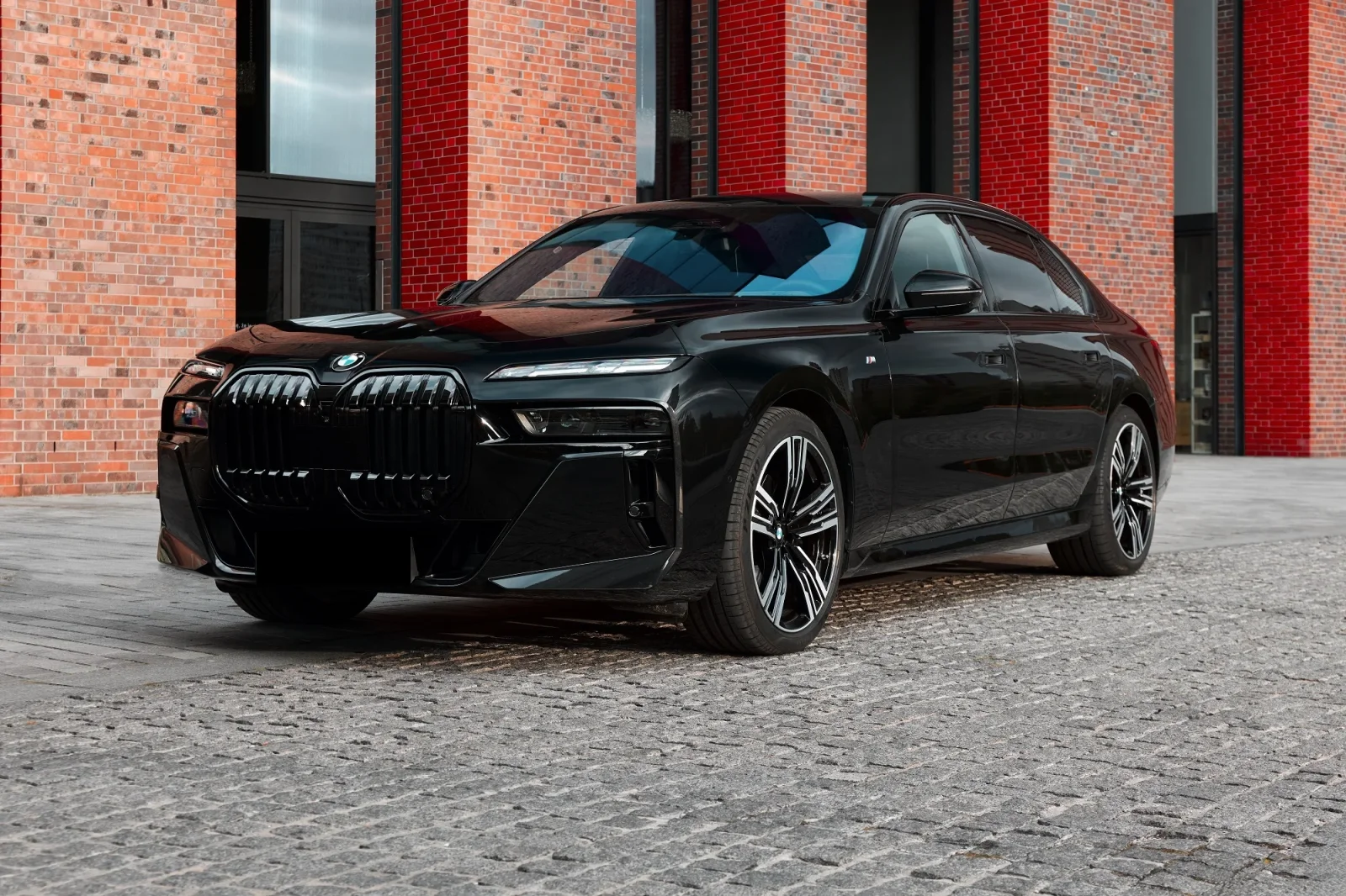 Alquiler BMW 7-Series G70 Negro 2023 en Dubái