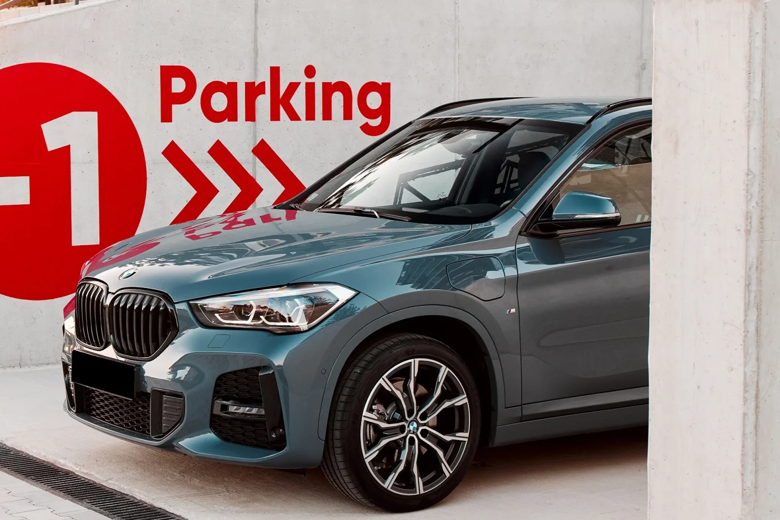 Huren BMW X1 25e  Grijs 2021 in Dubai - 3 