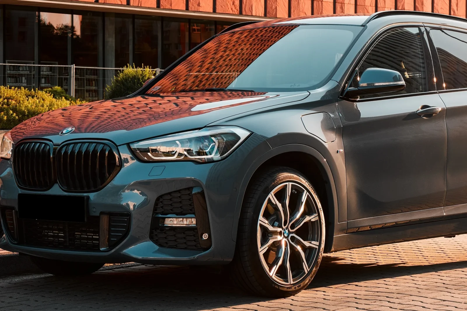 Huren BMW X1 25e  Grijs 2021 in Dubai - 4 