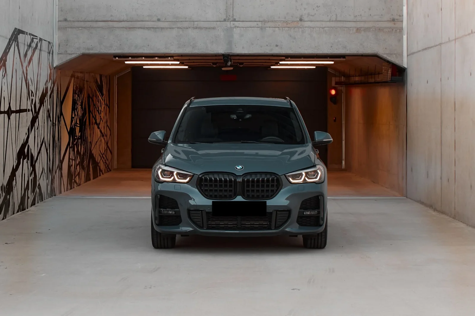 Huren BMW X1 25e  Grijs 2021 in Dubai - 2 