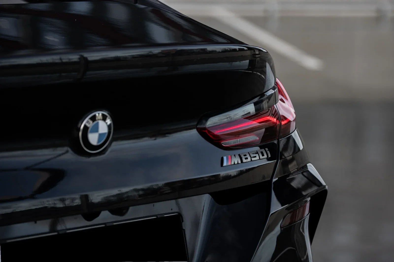 Huren BMW 8-Series 850i M Performancе  Zwart 2023 in Dubai - 7 