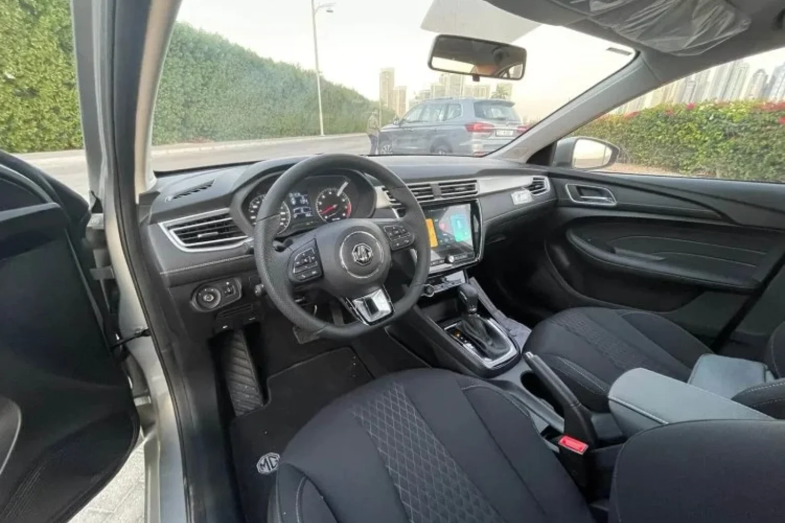 Alquiler MG 5 Basic Option Gris 2024 en Dubái - 3 