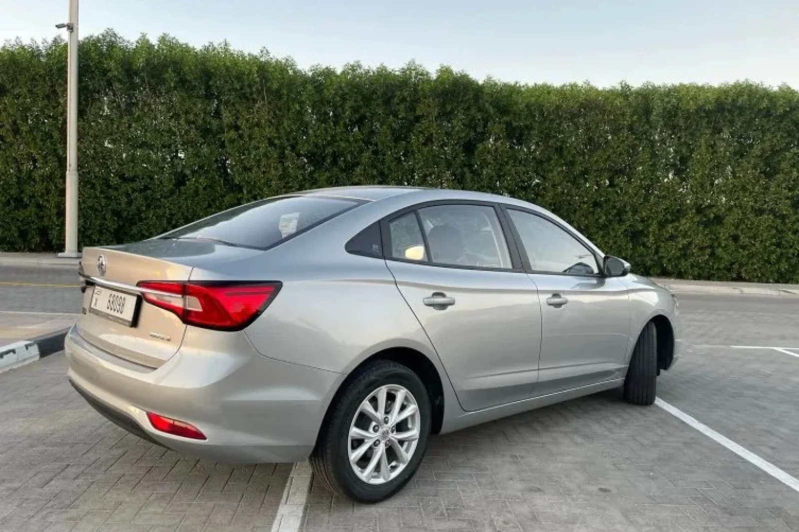 Alquiler MG 5 Basic Option Gris 2024 en Dubái - 7 