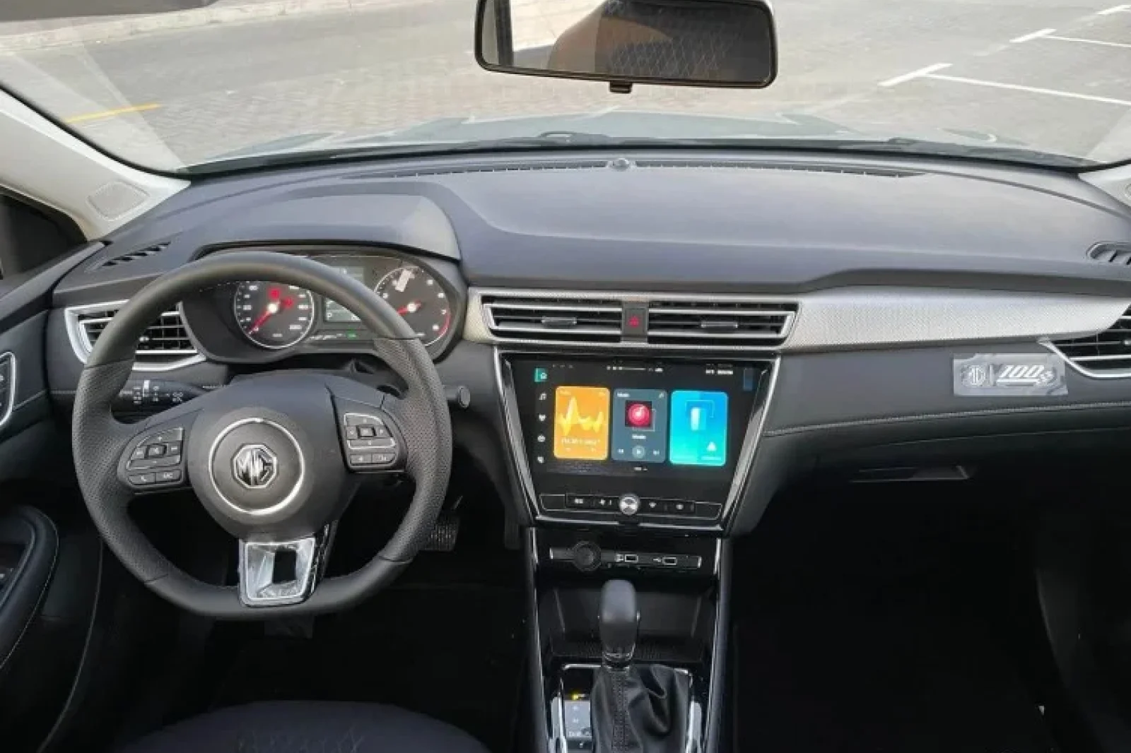 Alquiler MG 5 Basic Option Gris 2024 en Dubái - 4 