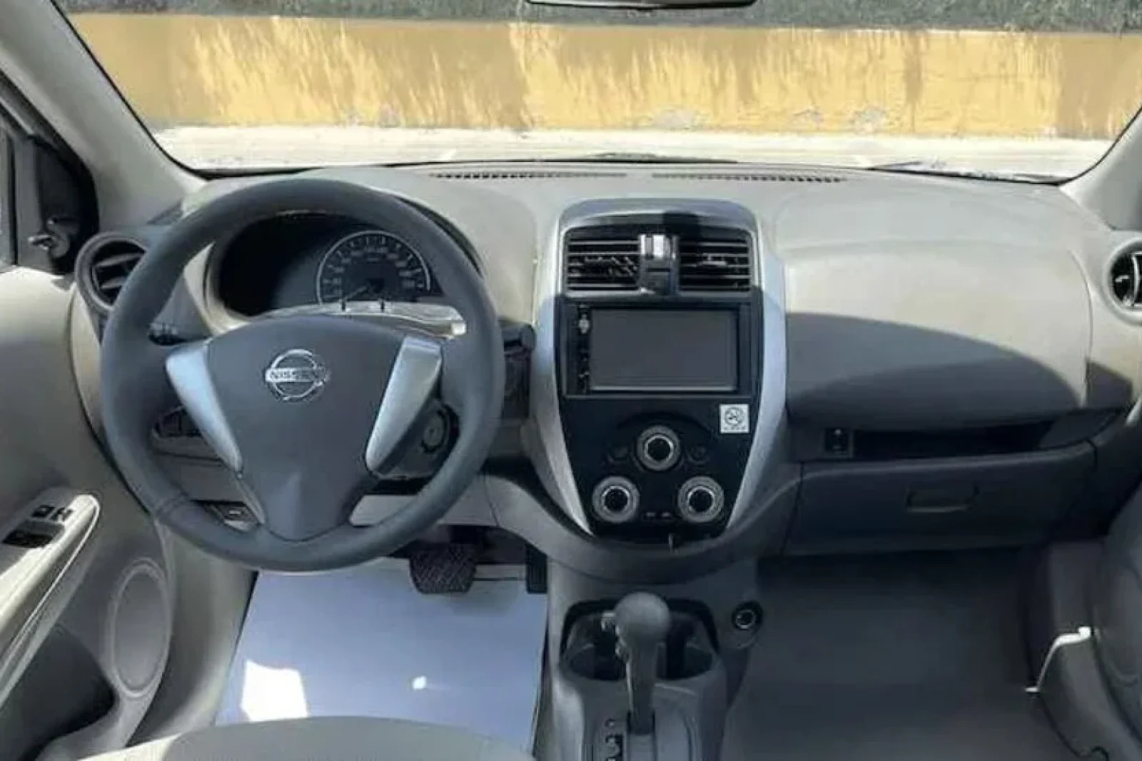 Kiralık Nissan Sunny  Beyaz 2020 içinde Dubai - 3 