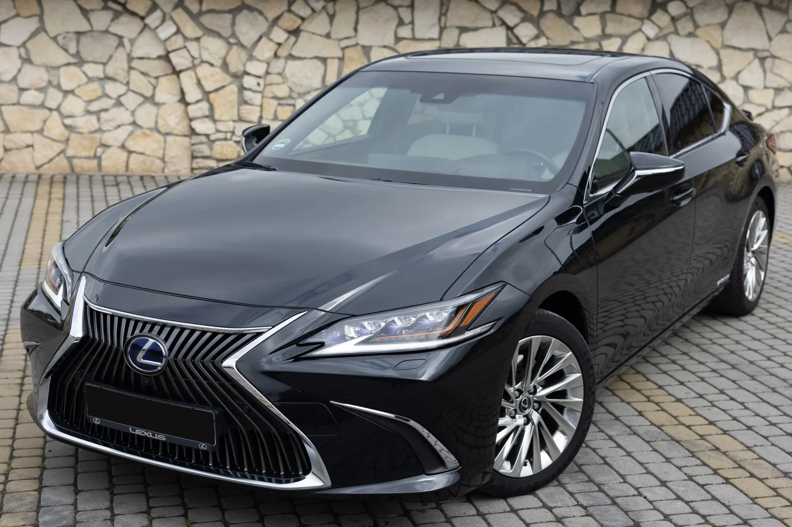 Miete Lexus ES300 H Schwarz 2024 in der Dubai