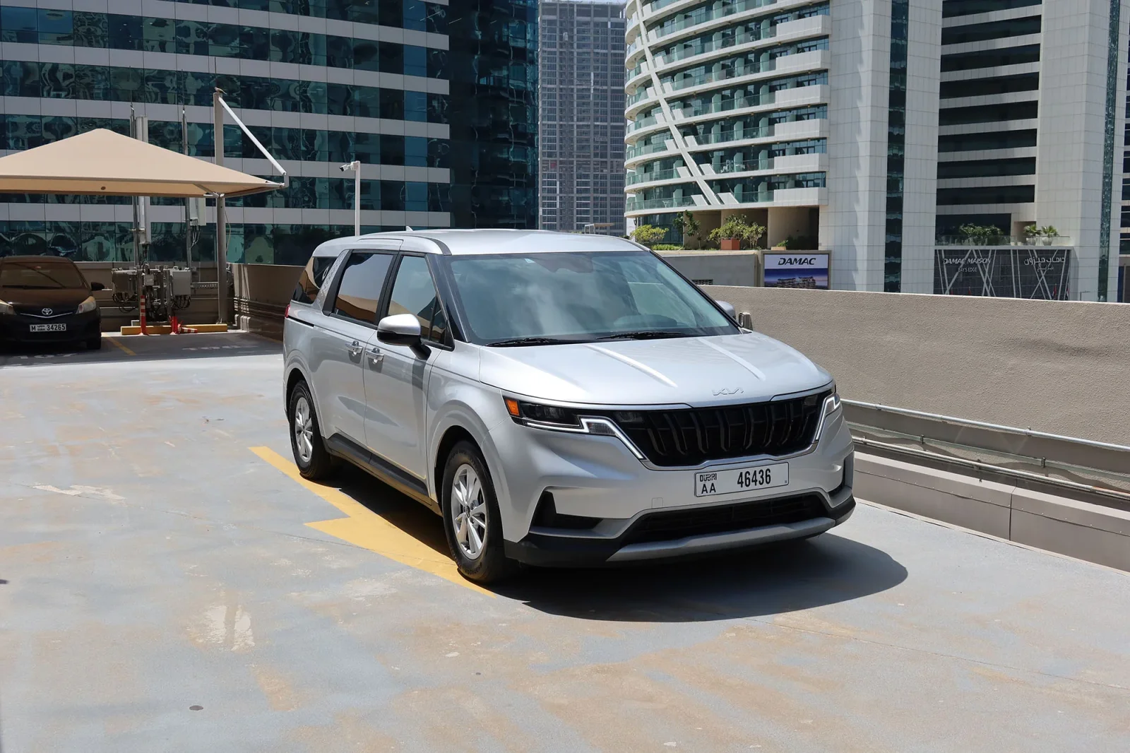 Miete Kia Carnival LX Silber 2023 in der Dubai