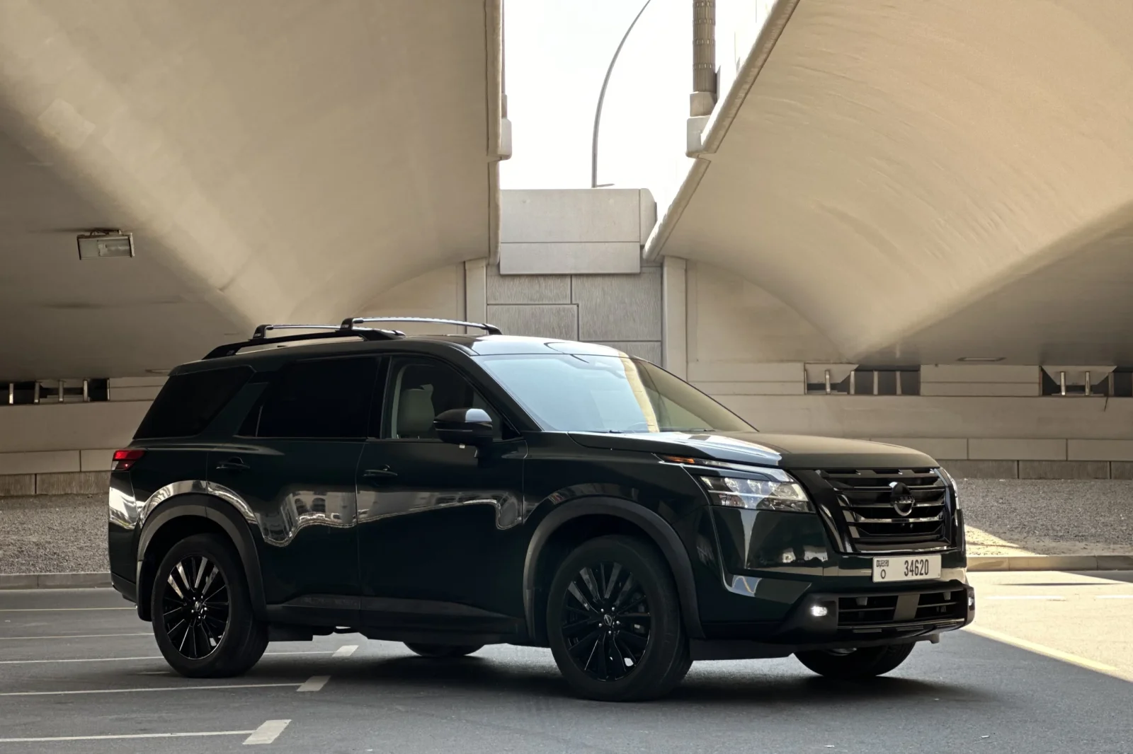 Miete Nissan Pathfinder SL Grün 2023 in der Dubai