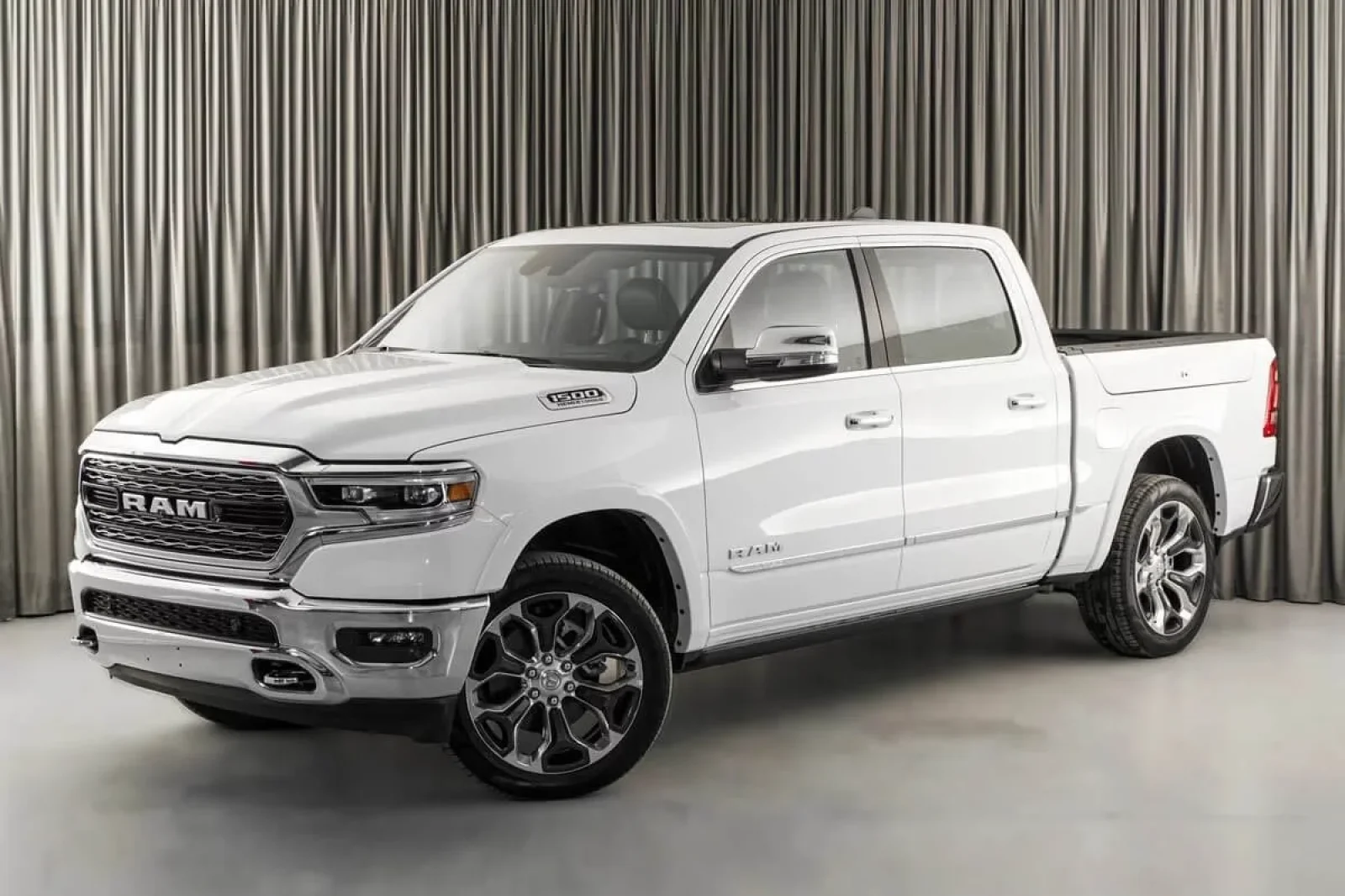 Miete Dodge Ram 1500 Weiß 2022 in der Dubai