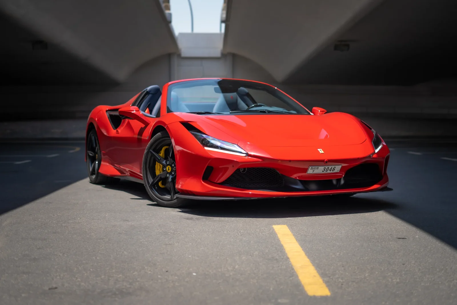 Miete Ferrari F8 Tributo Spider Rot 2023 in der Dubai