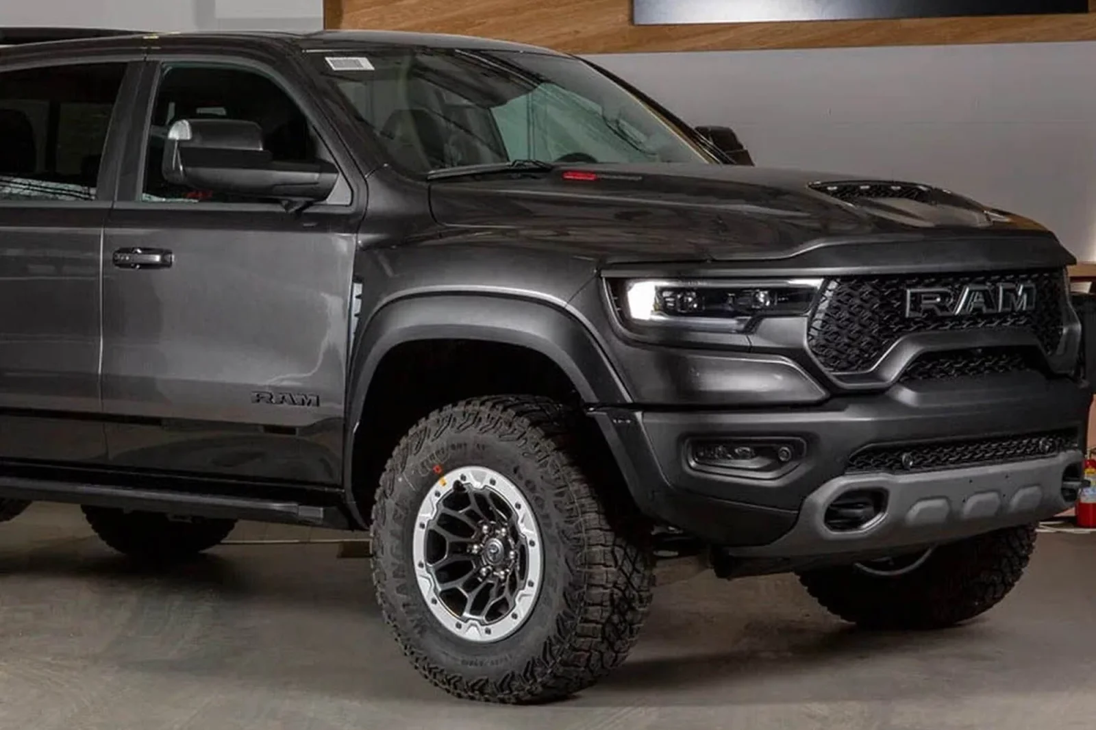 Alquiler Dodge Ram TRX 1500 Crew Cab Negro 2022 en Dubái