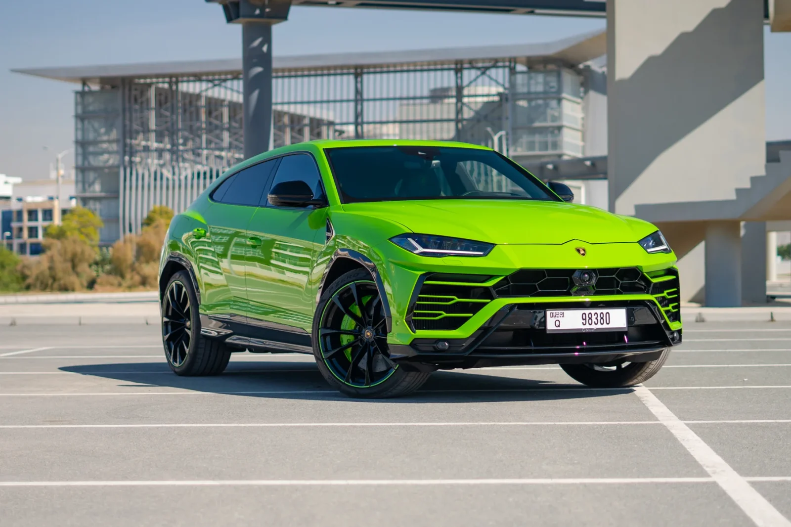 Miete Lamborghini Urus PC with Akrapovic Exhaust Grün 2022 in der Dubai