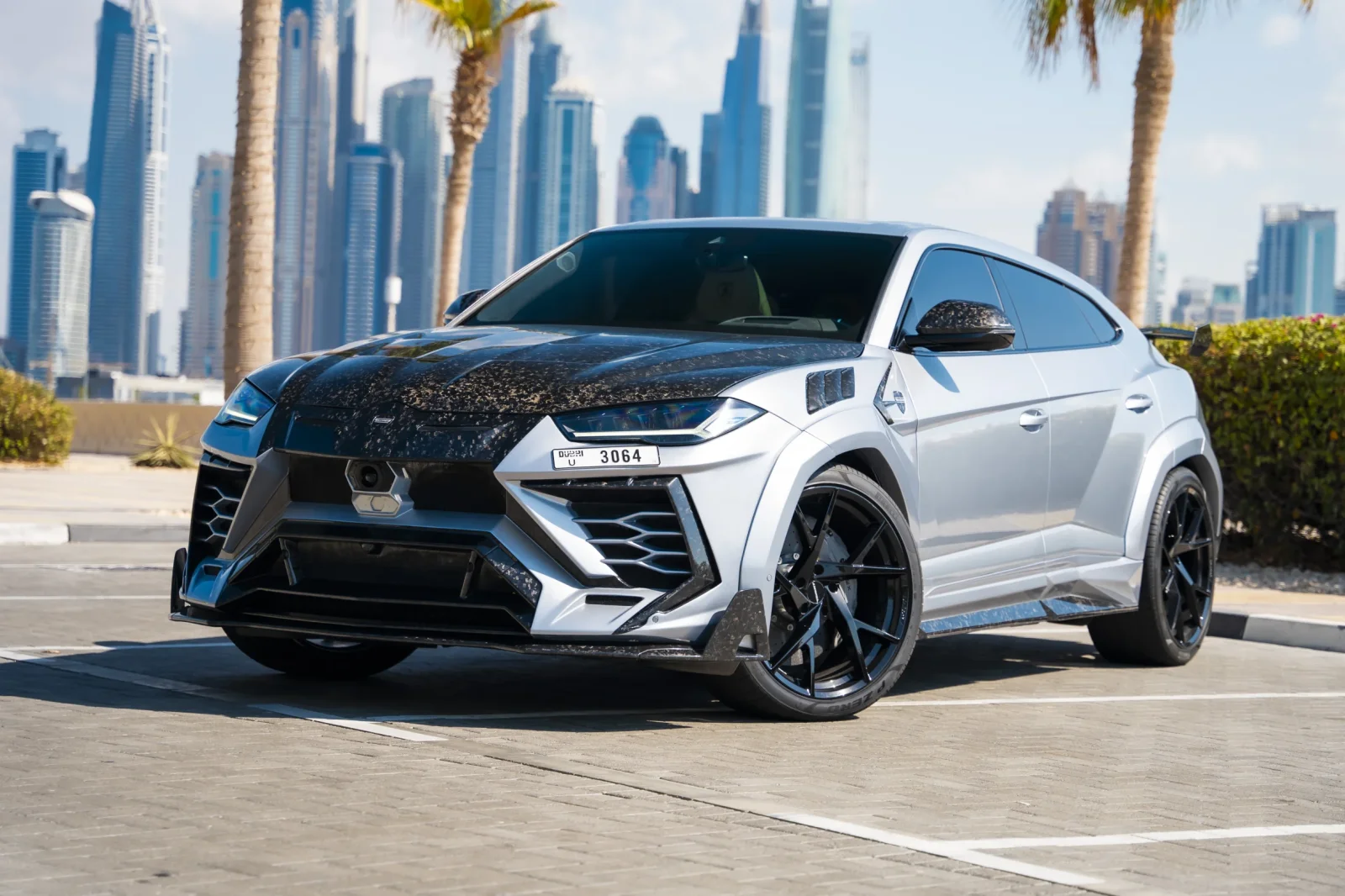 Miete Lamborghini Urus Mansory Silber 2023 in der Dubai