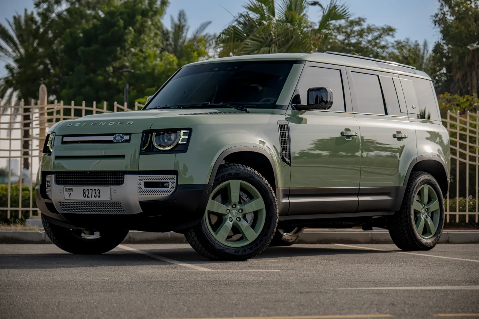 Miete Land Rover Defender 75th Anniversary Oliv 2023 in der Dubai