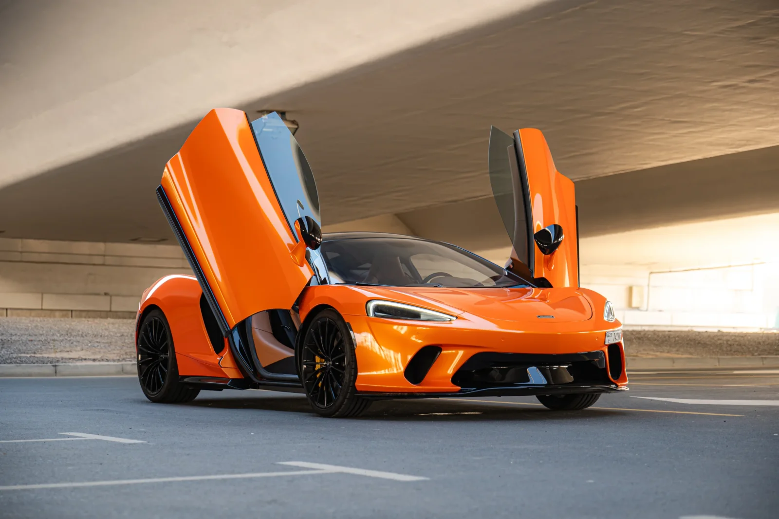 Miete McLaren gt with Fi Exhaust Orange 2022 in der Dubai