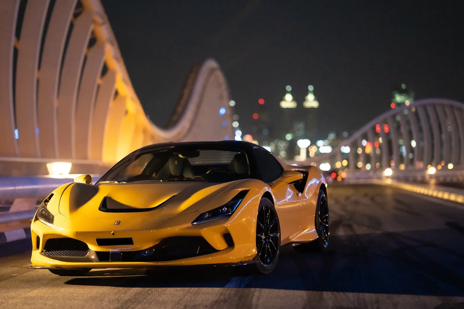 Kiralık Ferrari F8 Tributo Spider Sarı 2021 içinde Dubai