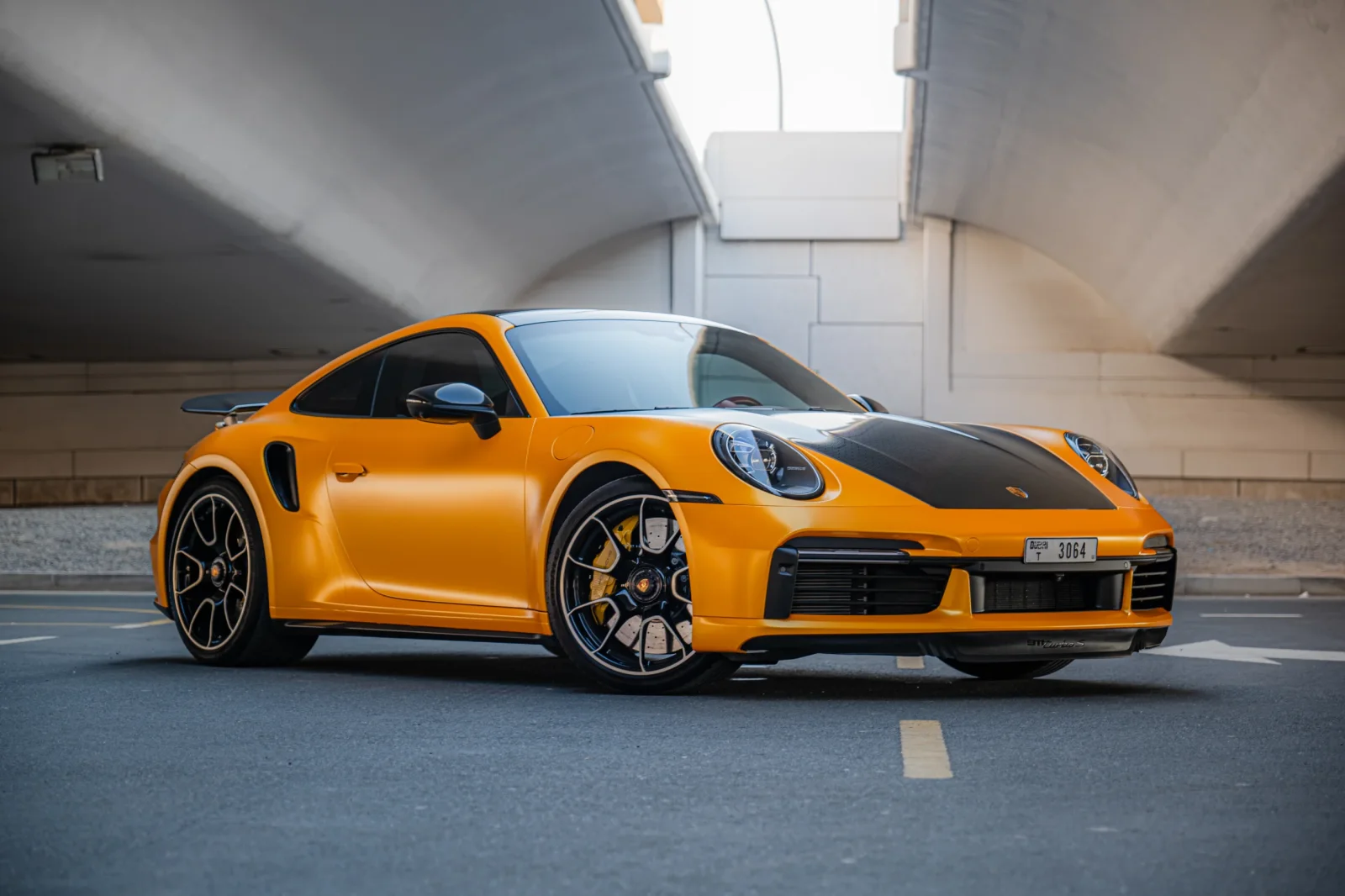 Miete Porsche 911 Turbo S Orange 2023 in der Dubai