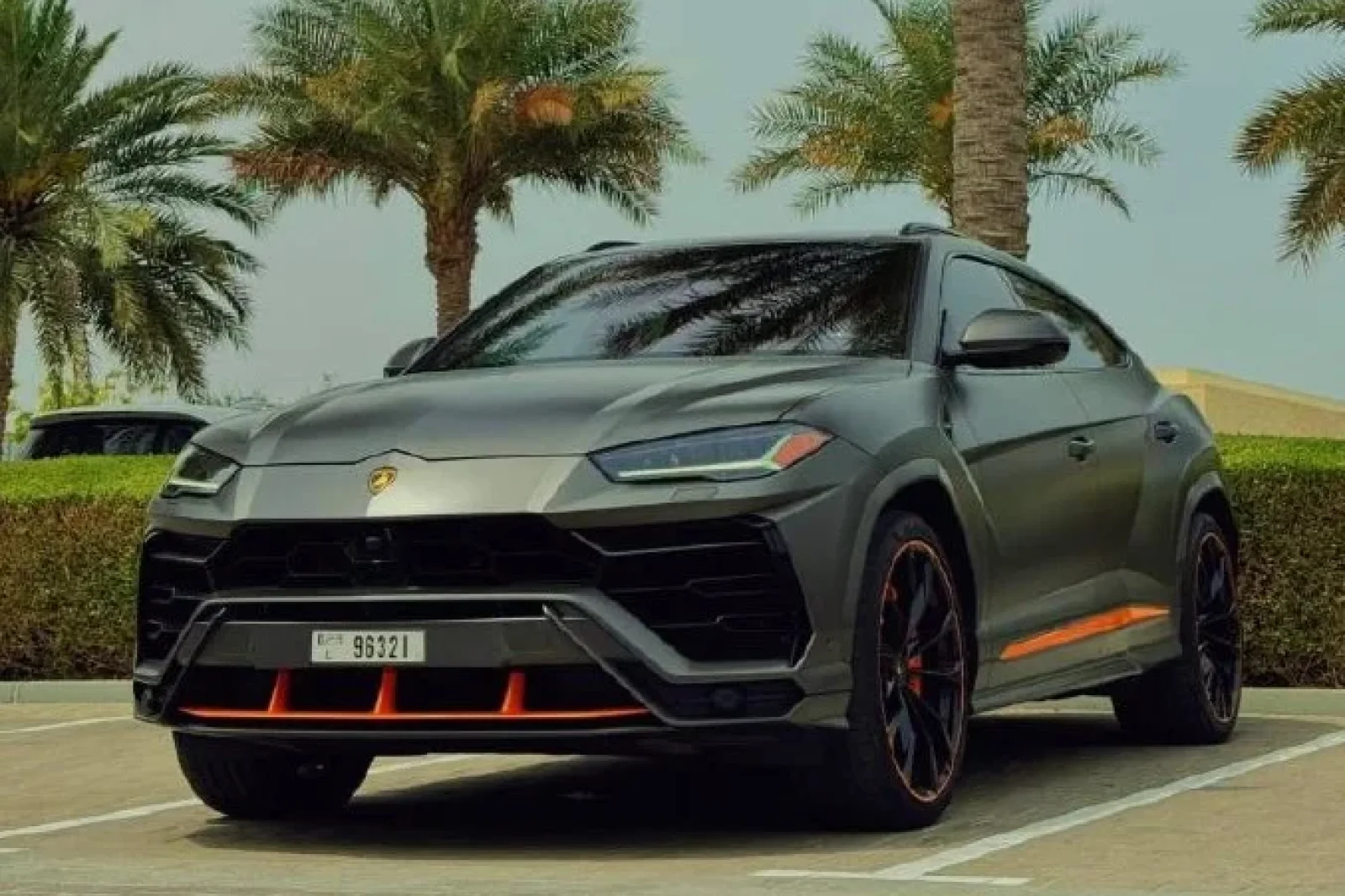 Miete Lamborghini Urus  Grau 2022 in der Dubai