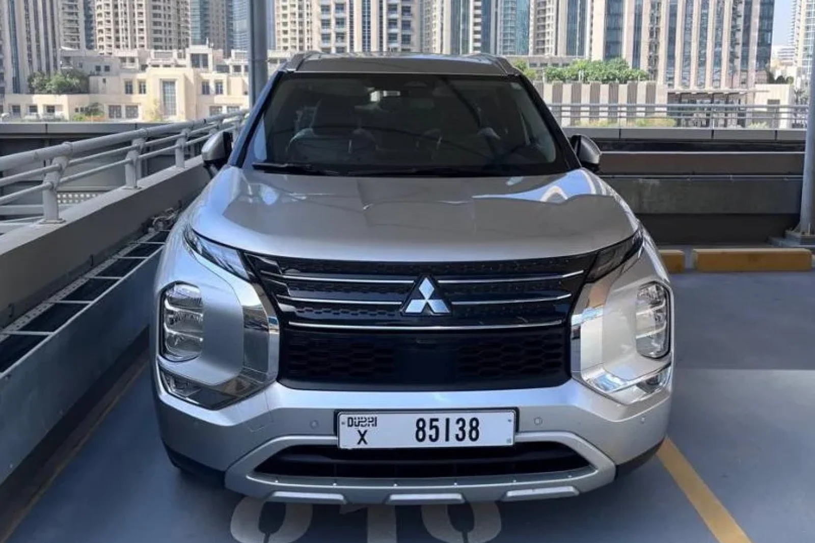 Loyer Mitsubishi Outlander  Argent 2025 en Dubai